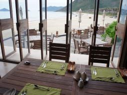 BY THE BEACH レストラン