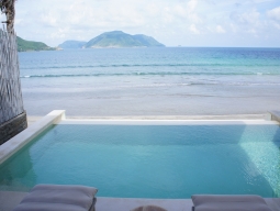 ビーチフロントヴィラのプール