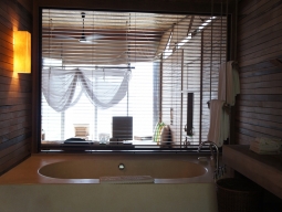 大きなバスタブからは海を見れます