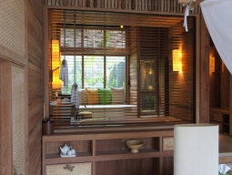 ベッドルームからバスルームを眺める