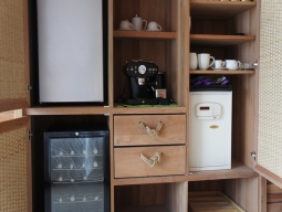 ワインセラー、エスプレッソマシーン