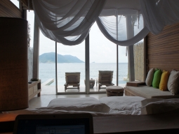 客室からビーチを眺める