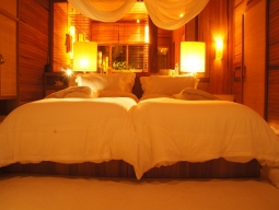 夜のベッドルーム