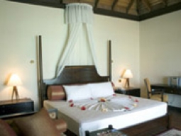 ジャグジー水上ヴィラ／ベッドルーム