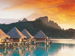 夕日に染まる水上コテージ