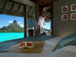 ベッドルームからラグーンを望む