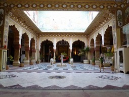 往時を偲ばせるクラシックな中庭