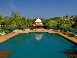 広々としたスイミングプール