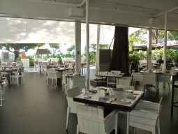 メインレストラン