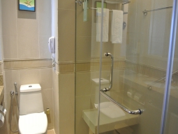 DLX SEAFACING BATH ROOM 