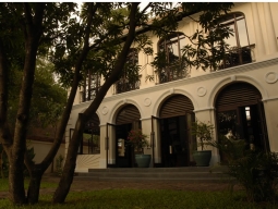 コロニアル様式で建てられたレセプション＆レストラン棟