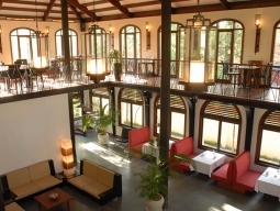 2階までアトリウムになっている開放的なロビー