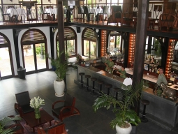 レセプション奥に置かれた雰囲気のあるオープンバー