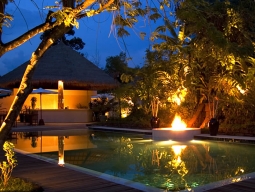 ライトアップされたスイミングプール