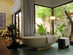 バンガロースィート内。なんともオープンなむき出しのバスタブ