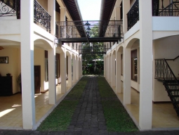 夜にはガス灯が灯ります。