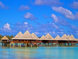 改装した水上コテージ