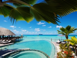 海と一体化したようなプール