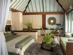 プールヴィラ　広々とした室内