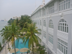 Hotel外観+プール