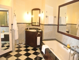 DLX SUITE-BATH ROOM 