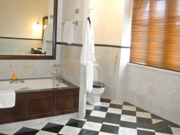 PREMIER SUITE-BATH ROOM 