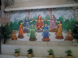 吹き抜け部分に描かれた絵画