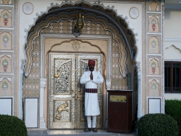 ホテルエントランスには門番が