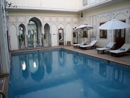 スパエリアにあるプール