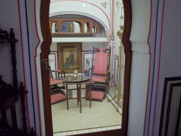 ヘリテージルームには各部屋に小さな美術品コーナーが