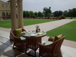 テラス席で朝食を頂くことも