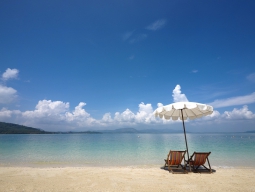 周辺の小島へは無料シャトルボート送迎があります。