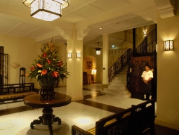 レトロなエレベーターのロビー