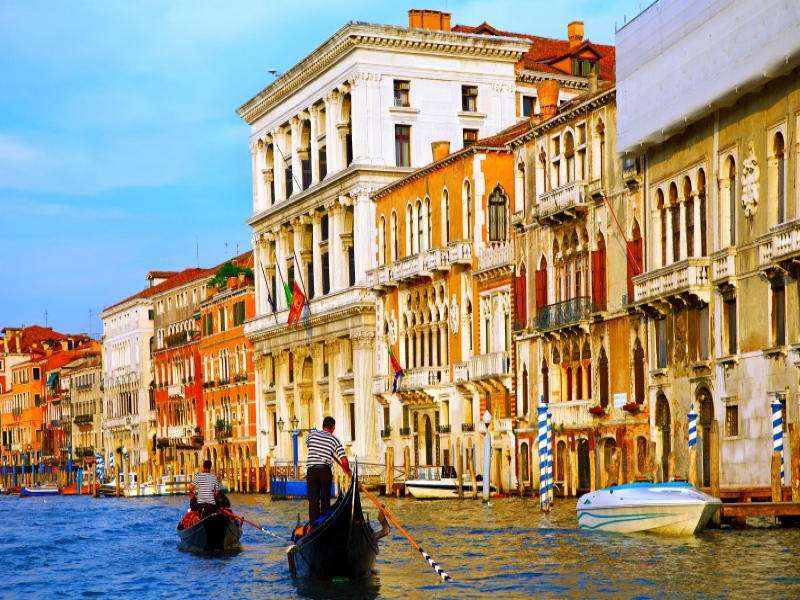 水の都ベネチアでゴンドラ遊覧