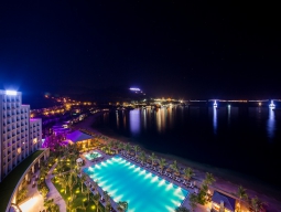 対岸のニャチャンの夜景