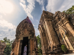 ニャチャン見どころ：チャンパ遺跡ポーナガル塔