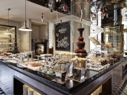 レストラン「MEZZ」