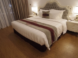 デラックスダブル：どの部屋タイプも広々した室内に豪華なベッド！