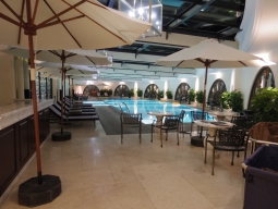 6：00～21：00まで利用可能な屋内プール。ロッカールームも完備！