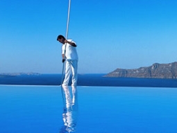 青空と一体化するプール