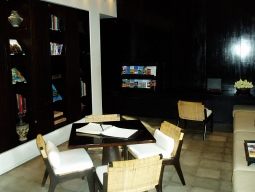 新聞、ＣＤ、雑誌が揃うライブラリー