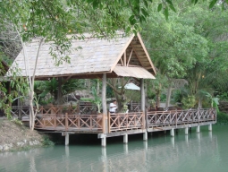 池の上のアウトドアレストラン