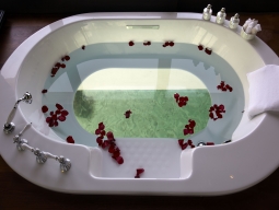 水上ヴィラ　ガラス床のバスタブ