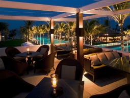 バーはキャンドルが灯り雰囲気抜群