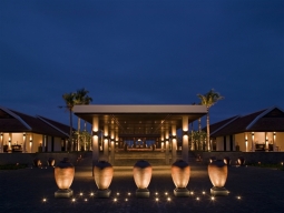 夜は美しくライトアップされます