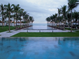 直線的な美しいプール