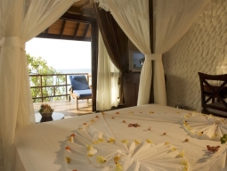 デラックスルーム／ベッドデコレーション一例