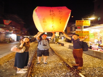 幻想的な光景に心うばわれる 夜の九份散歩 十分ランタン上げ体験 安心の日本語ガイド付 台湾のオプショナルツアー 海外旅行のstw