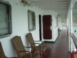 船内（部屋の前のデッキ）