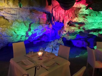 洞窟レストランアルーシェ(ALUX)